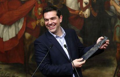 El primer ministro griego, Alexis Tsipras, recibe una corbata de su hom&oacute;logo italiano, Matteo Renzi