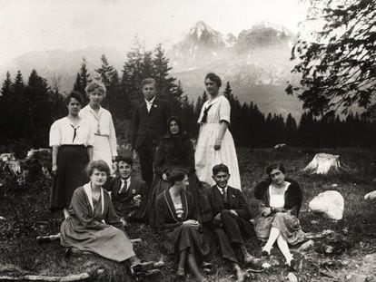 Franz Kafka, sentado a la derecha con invitados.