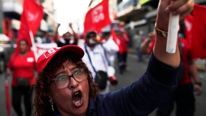 Una mujer grita arengas durante una jornada de protestas contra el Gobierno, el 18 de agosto, en Ciudad de Panamá.