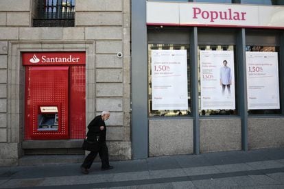 Dos sucursales del Banco Santander y del Banco Popular en Madrid 