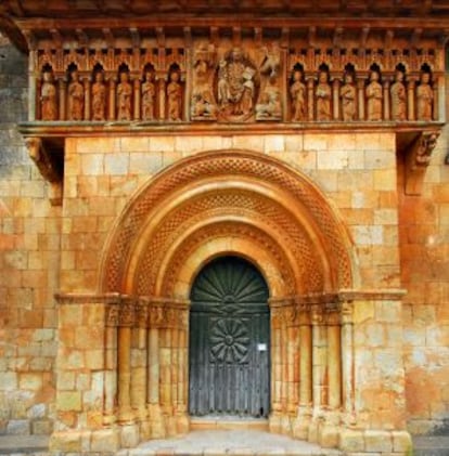 Pórtico de la iglesia de Moarves, con el pantocrátor en el centro.