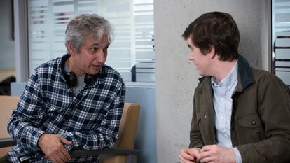 El guionista y productor David Shore y el actor Freddie Highmore, durante el rodaje de la segunda temporada de 'The Good Doctor'.