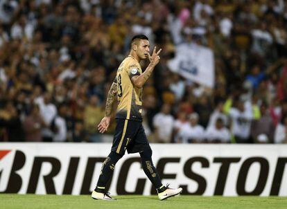 Ismael Sosa en el festejo de su segundo gol para Pumas. 