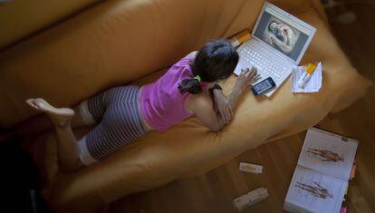 Las mujeres de 25 a 49 años son las que más buscan temas de salud en Internet.