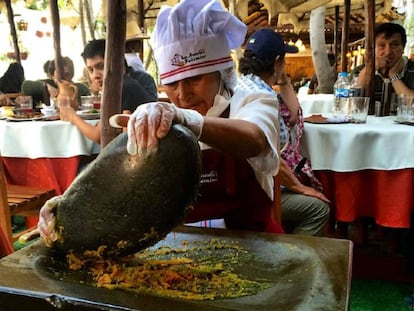 Una cocinera en un restaurante en el centro de Arequipa.