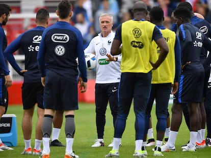 Deschamps da instrucciones en el primer entrenamiento de Francia. 