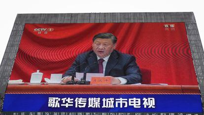 Una pantalla gigante retransmitía el martes en Pekín el discurso de Xi Jinping por el centenario de las juventudes del PCCh.