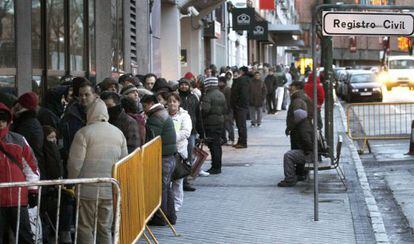 Colas en el Registro Civil de Madrid, en 2010.