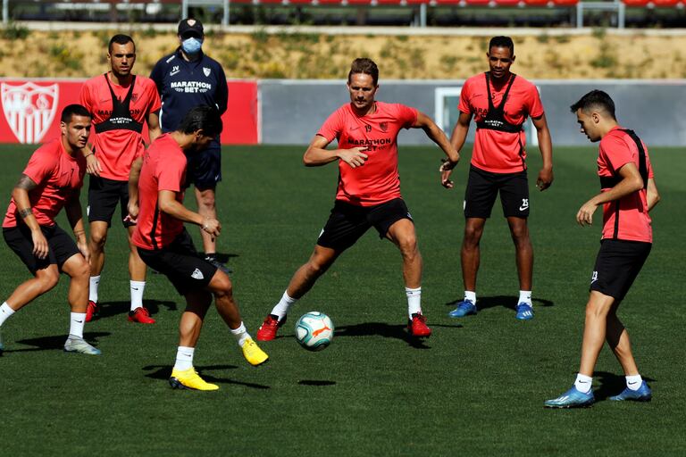 Los jugadores del Sevilla hacen un rondo durante un entrenamiento. / EFE