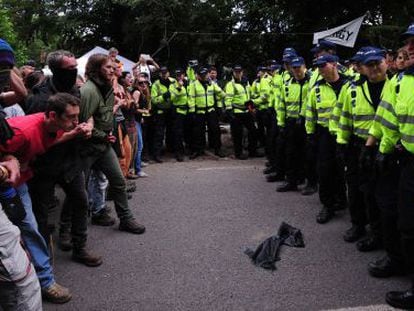 Manifestantes &#039;antifracking&#039; se encaran con la polic&iacute;a en Balcombe (Inglaterra) el pasado lunes. 