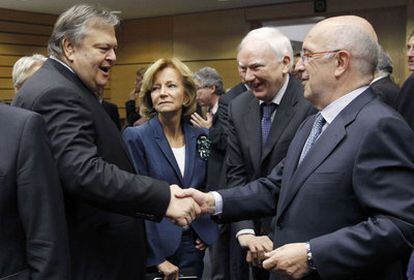 El ministro griego de Finanzas, Evangelos Venizelos, a la izquierda, con Salgado, Philippe Maystadt, presidente del Banco Europeo de Inversión, y Joaquín Almunia, comisario de Competencia.