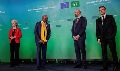 Brussels (Belgium), 02/18/2022.- Ugandan Foreign Minister Jeje Odongo (2-L) is welcomed by European Commission President Ursula von der Leyen (R), European Council President Charles Michel (2-R) and French President Emmanuel Macron (R), during the sixth European Union - African Union summit in Brussels, Belgium, 18 February 2022. The leaders of the African Union (AU) join EU leaders for a two-day summit in Brussels.  Ahead of the summit, EU heads of state or government will gather for an informal meeting of the members of the European Council to discuss the state of play of the latest developments related to Russia and Ukraine.  (Belgium, Russia, Ukraine, Brussels) EFE/EPA/OLIVIER HOSLET / POOL