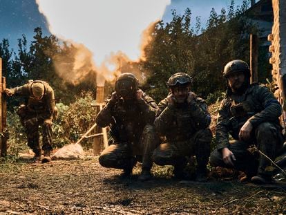 Soldados ucranios disparaban en Kupiansk (Járkov), el viernes.
