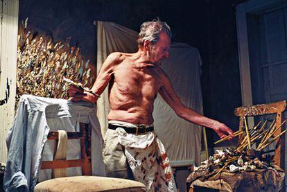 El pintor británico Lucian Freud, fallecido el miércoles, fotografiado en plena acción en su estudio de Londres.