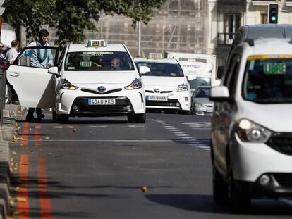 Varios taxis en Madrid.