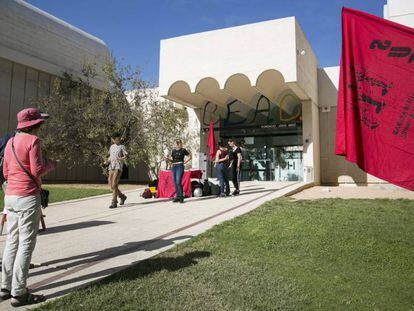 La puerta de la Fundaci&oacute;n Joan Mir&oacute; el d&iacute;a 24, primero de la huelga de los trabajadores de Ciut&#039;art.