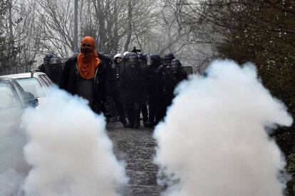 El Elíseo focalizó su atención en Notre-Dame-des-Landes para la construcción del aeropuerto Grand Ouest en 1967, según Reuters. En la imagen, manifestantes se protegen de los gases lacrimógenos, el 9 de abril de 2018.