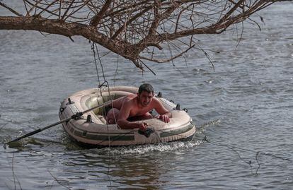 Un migrante en el interior de un bote inflable intenta alcanzar el lado turco del río Evros, el 1 de marzo.