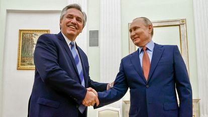 El presidente argentino, Alberto Fernández, saluda al líder ruso, Vladímir Putin, en una visita a Moscú el 3 de febrero.