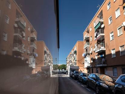 Imágenes de algunos de los bloques afectados por la venta de viviendas a un fondo buitre en el barrio de La Fuensanta, en Valencia.