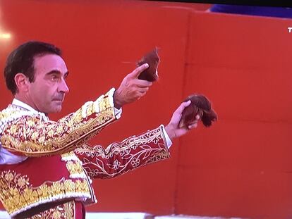 Enrique Ponce, con las dos orejas de su segundo toro.