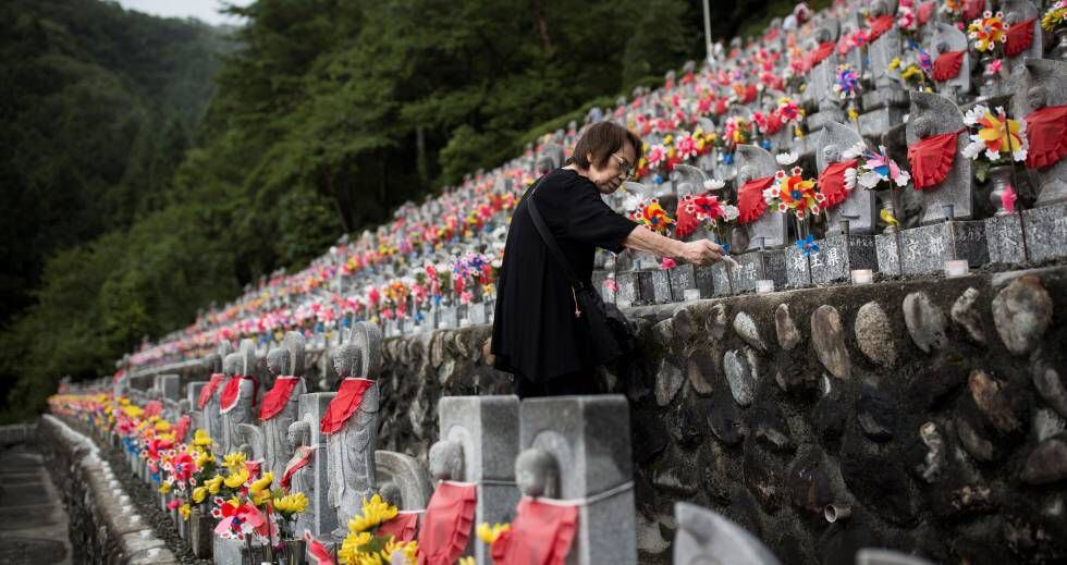 Una mujer enciende una vela este agosto en un templo budista en Oganomachi (Japón).