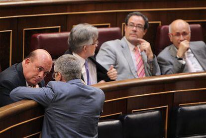 El ministro de Fomento, José Blanco (de espaldas), habla con Emilio Olabarría, del PNV.