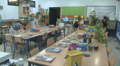 Limpieza en un colegio de Fuengirola (Málaga) de cara al comienzo del curso.