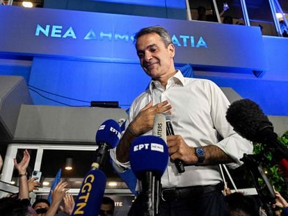 Kyriakos Mitsotakis, líder de la formación conservadora Nueva Democracia, celebra los resultados electorales en la sede del partido en Atenas, este domingo.