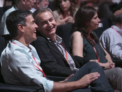 Pedro Sánchez conversa con José Luis Rodríguez Zapatero en el Congreso del PSOE
