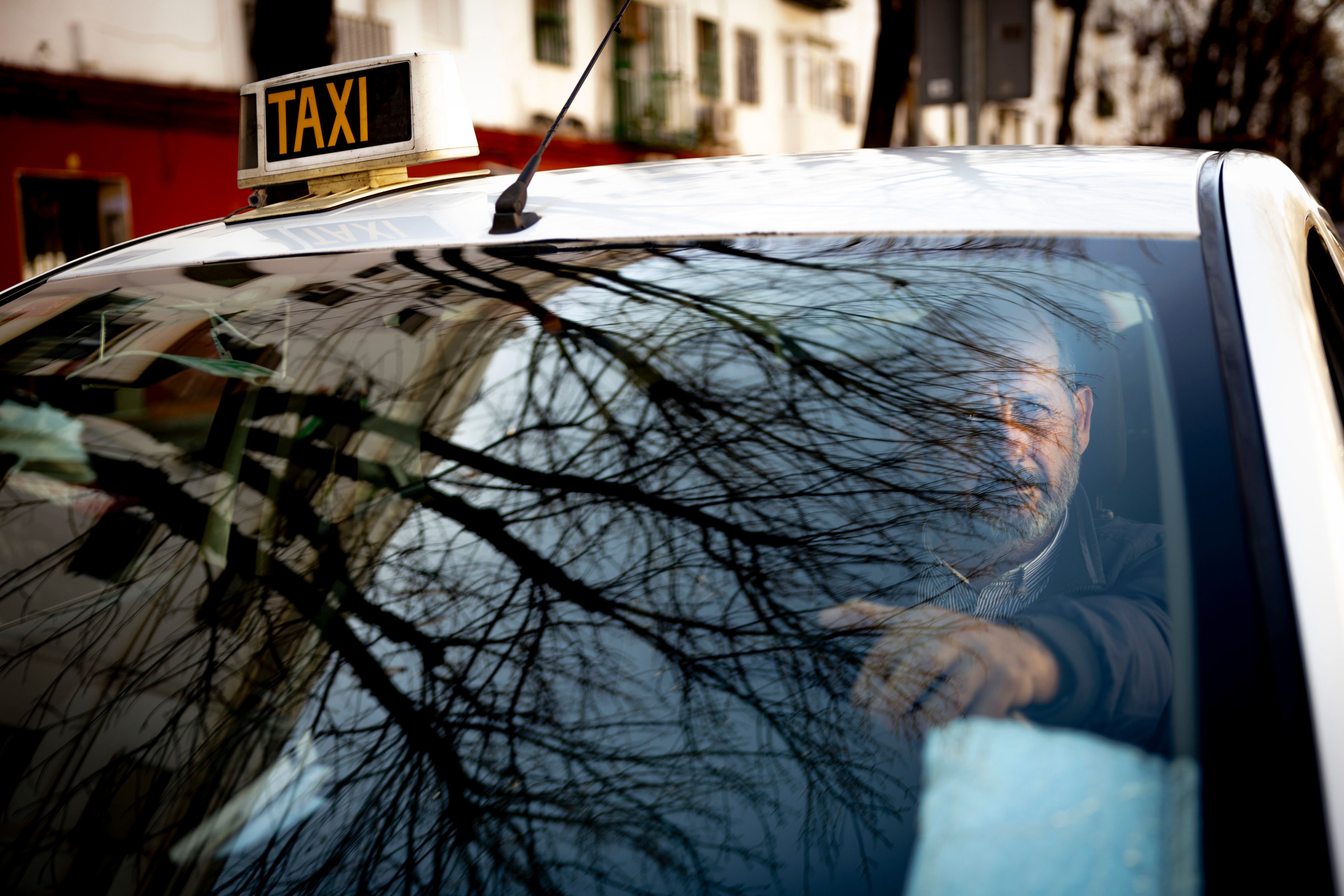 Juan Carlos, taxista y hermano del subinspector Francisco Anguas, en la barriada de El Tardón de Triana (Sevilla).