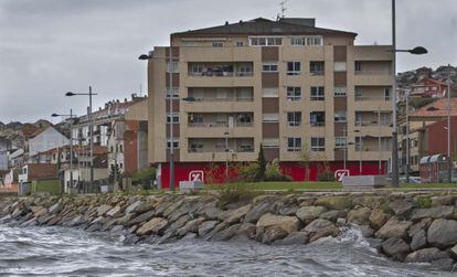 Edificios en la costa de Moa&ntilde;a (Pontevedra), uno de los dos &uacute;ltimos n&uacute;cleos que los populares proponen amnistiar.