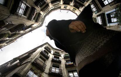 Una joven observa un edificio en el Barri Gòtic.