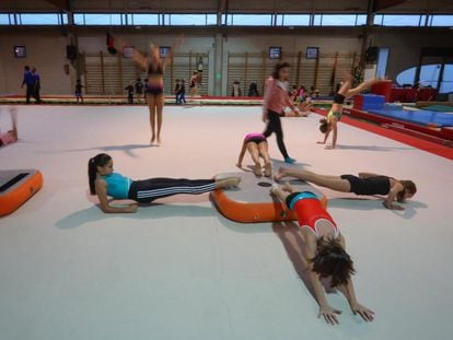 Entrenamiento de gimnastas menores en club de Gimnasia Artística de Pozuelo, que incorpora metodologías para prevenir los abusos. / KIKE PARA