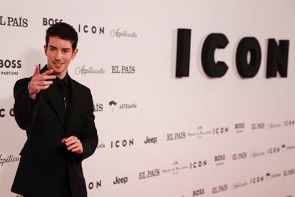 El actor y modelo Manu Ríos, a su llegada a la gala de entrega de los Premios ICON celebrada este jueves en Madrid.