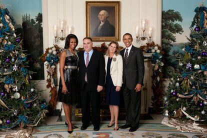 José Andrés y su esposa, Patricia, en la recepción de las pasadas Navidades en la Casa Blanca, junto a Michelle y Barack Obama.