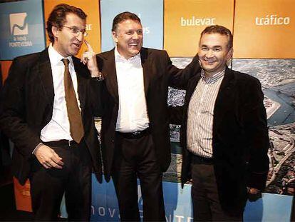 Alberto Núñez Feijóo, con el candidato del PP a la alcaldía de Pontevedra, Telmo Martín, y el alcalde de Ourense, Enrique Nóvoa, el pasado enero.