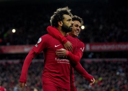 Mohamed Salah y Fabio Carvalho celebran el gol del 1-0 del Liverpool al City.