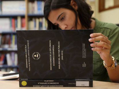 Ejemplar de la tesis doctoral de Pedro Sánchez, en la universidad Camilo José Cela. 