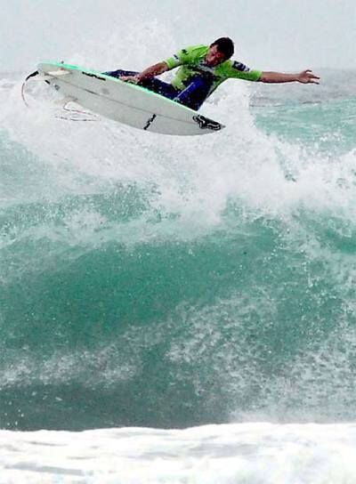 El surfista brasileño Marco Polo, durante una de las pruebas.