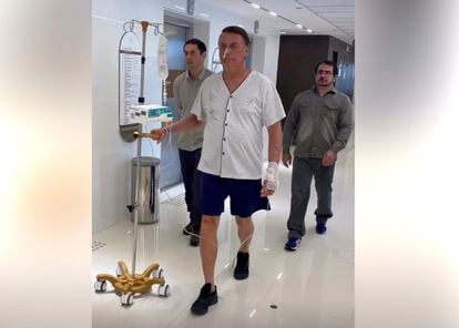 Jair Bolsonaro walks with a probe in a hospital in São Paulo.