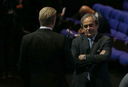Platini, presidente de la UEFA, de brazos cruzados antes del comienzo del sorteo