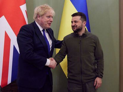 Boris Johnson (izquierda) y Volodímir Zelenski, este sábado en Kiev.