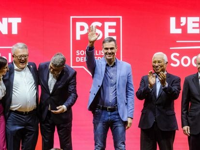 Pedro Sánchez, en el centro, con varios líderes del socialismo europeo, este sábado en el congreso del PSE en Roma.