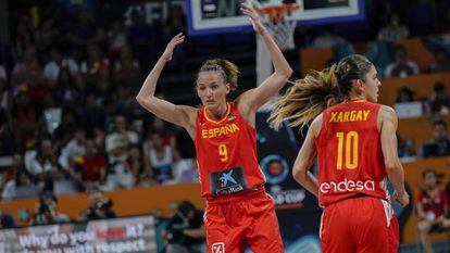 Laia Palau celabra una canasta en el Mundial.