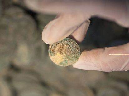 Una de las monedas halladas la semana pasada en Tomares (Sevilla).