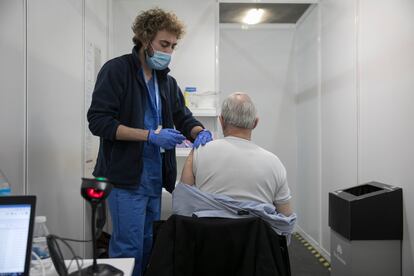 Un hombre se vacuna contra la covid, en una imagen de archivo.