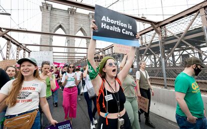 Manifestantes gritan consignas durante la protesta en Brooklyn, Nueva York.