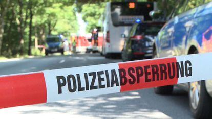 El cordón policial corta el acceso al público en la calle donde está estacionado el autobús atacado en Lübeck, Alemania.