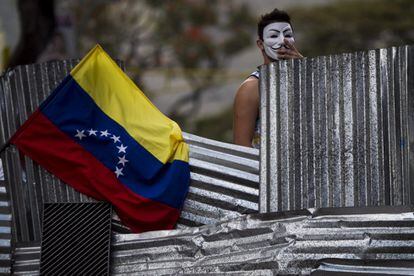 Un manifestante enmascarado durante los enfrentamientos entre estudiantes opositores la Guardia Nacional Bolivariana (GNB) en una nueva jornada de protestas contra el Gobierno de Nicolás Maduro el 2 de marzo de 2014, en Caracas (Venezuela). 